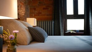2 bedrooms, desk, iron/ironing board, WiFi - The Madder Suite at Blue Violin (Belleville)