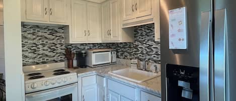 Refrigerador, microondas, horno, placa de cocina