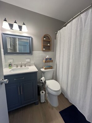 SĂšche-cheveux, serviettes fournies, savon, papier toilette