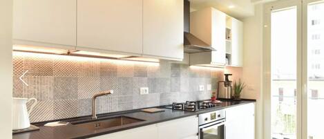 Réfrigérateur, micro-ondes, four, plaque de cuisson