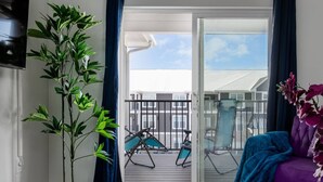 Ein Balkon mit Blick auf Gebäude und einen klaren Himmel.