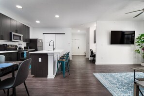 Fridge, microwave, stovetop, dishwasher