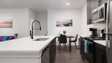 Réfrigérateur, micro-ondes, plaque de cuisson, lave-vaisselle