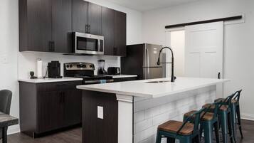 Fridge, microwave, stovetop, dishwasher