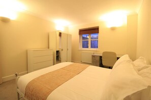 1 dormitorio, escritorio, tabla de planchar con plancha y wifi