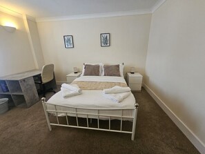 1 bedroom, desk, iron/ironing board, WiFi - Stylish 1 Bed Flat Steps from Elizabeth Line & Whitechapel Zone 1 Close to City (Greater London)