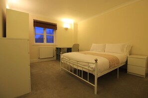 1 chambre, bureau, fer et planche à repasser, Wi-Fi