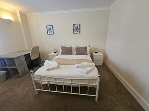 1 habitación, tabla de planchar con plancha y cuna de viaje 