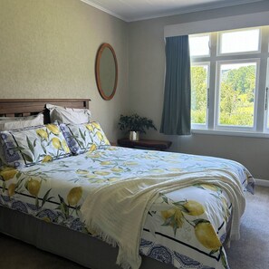 4 bedrooms, iron/ironing board, free WiFi, bed sheets - Country Escape By The Beach - Pet Friendly!  (Nukuhou North)