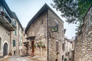Exterior - GuestHost - Cozy apartment of 72 sqm, sleeping 6 people, on the 1st floor of a period building (NO lift and STAIRS to access) with access to the roof terrace offering a panoramic view over the city.We are located in the heart of Assisi (ZTL - Restricted  (Assisi)
