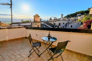 Outdoor dining - GuestHost - Cozy apartment of 72 sqm, sleeping 6 people, on the 1st floor of a period building (NO lift and STAIRS to access) with access to the roof terrace offering a panoramic view over the city.We are located in the heart of Assisi (ZTL - Restricted  (Assisi)