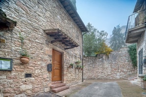 Exterior detail - GuestHost - Cozy apartment of 72 sqm, sleeping 6 people, on the 1st floor of a period building (NO lift and STAIRS to access) with access to the roof terrace offering a panoramic view over the city.We are located in the heart of Assisi (ZTL - Restricted (Assisi)