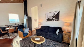 Smart TV, books, stereo