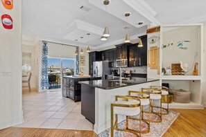 ثلاجة، ميكروويف، فرن، موقد طهي مسطح