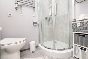 Dusche, kostenlose Toilettenartikel, Haartrockner, Handtücher