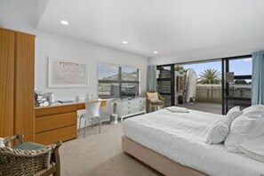 Room - 3 Bedroom 3 Bathroom Luxury Home (Russell)