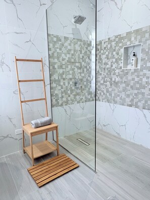 Een douche, een haardroger, handdoeken, zeep