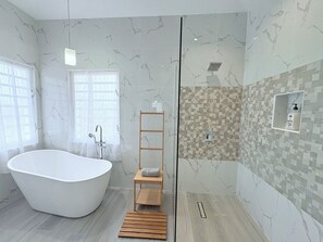 Douche, sĂšche-cheveux, serviettes fournies, savon