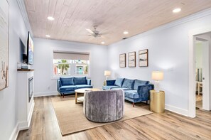 Smart TV, fireplace, books - Ocean-view 2 bed 1 bath near island center on beautiful Saint George Island (Saint George Island)