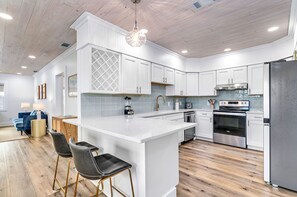 Fridge, microwave, oven, stovetop - Ocean-view 2 bed 1 bath near island center on beautiful Saint George Island (Saint George Island)