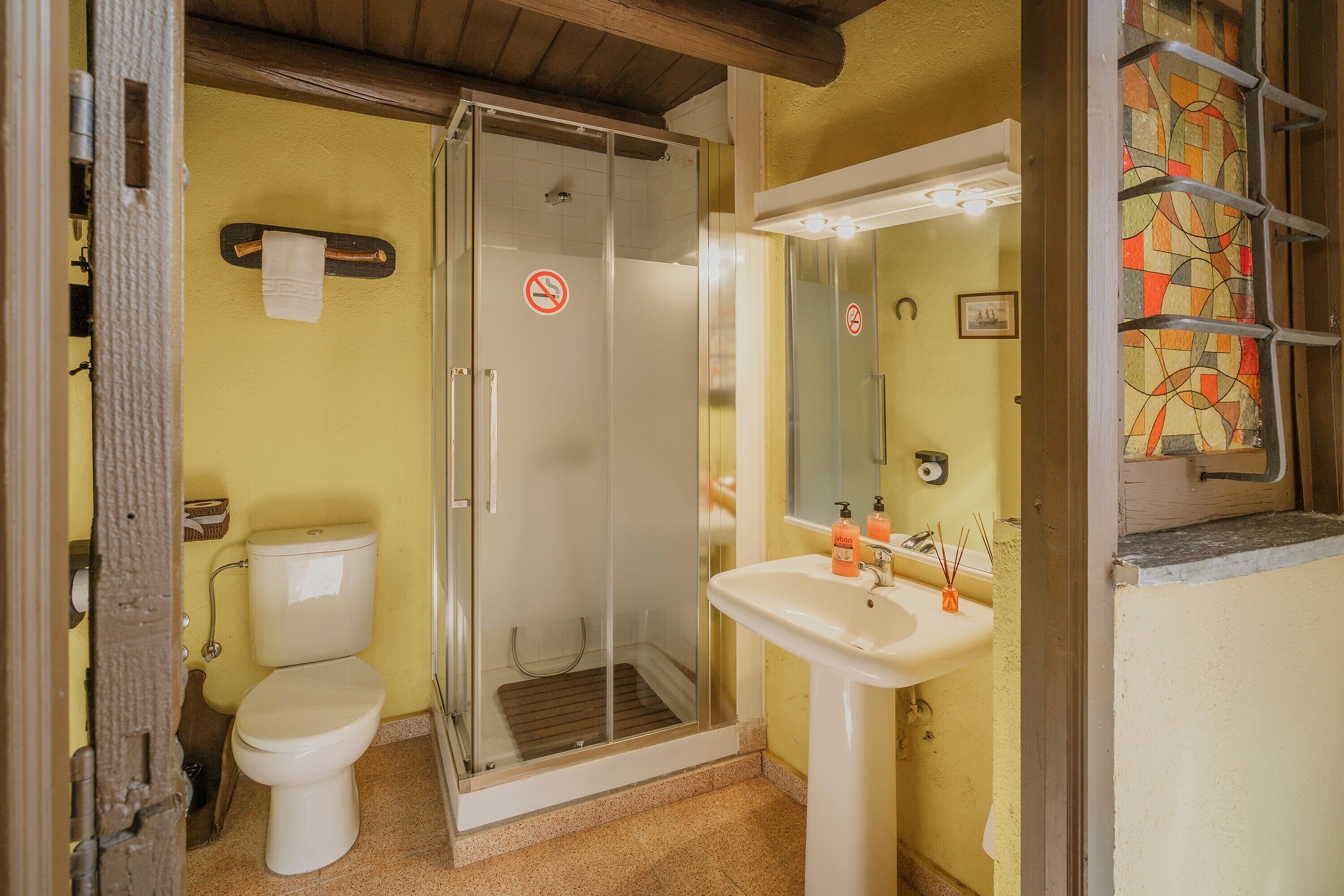 Dusj, hårføner og håndklær