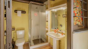 Dusj, hårføner og håndklær