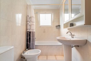 シャワー、ヘアドライヤー、タオル