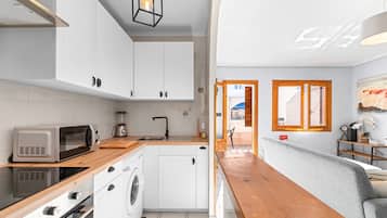 Een koelkast, een magnetron, een oven, een kookplaat