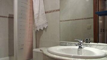 Een douche, handdoeken