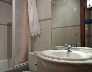 Shower, towels - Country House 'El Fronton' with Mountain View (Vadillo)