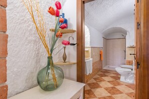 Shower, hair dryer, towels - Country House 'La Higuera' with Mountain View, Wi-Fi and Air Conditioning (Benalúa)