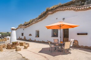 Outdoor dining - Country House 'La Higuera' with Mountain View, Wi-Fi and Air Conditioning (Benalúa)