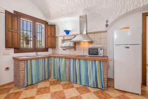 Réfrigérateur, micro-ondes, plaque de cuisson, cafetiÚre/bouilloire