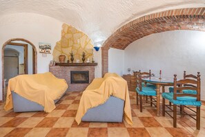 Interior - Country House 'La Higuera' with Mountain View, Wi-Fi and Air Conditioning (Benalúa)