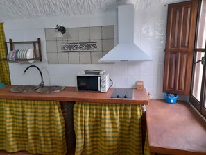 Refrigerador, microondas, parrilla de estufa y cafetera y tetera 