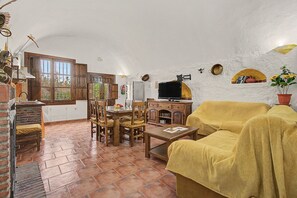 Living area - Country House 'Los Jazmines' with Shared Pool, Wi-Fi and Air Conditioning (Benalúa)