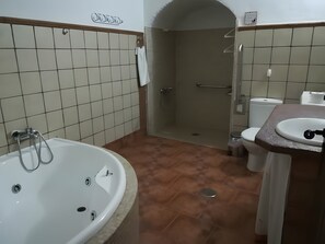 Een douche, een haardroger, handdoeken