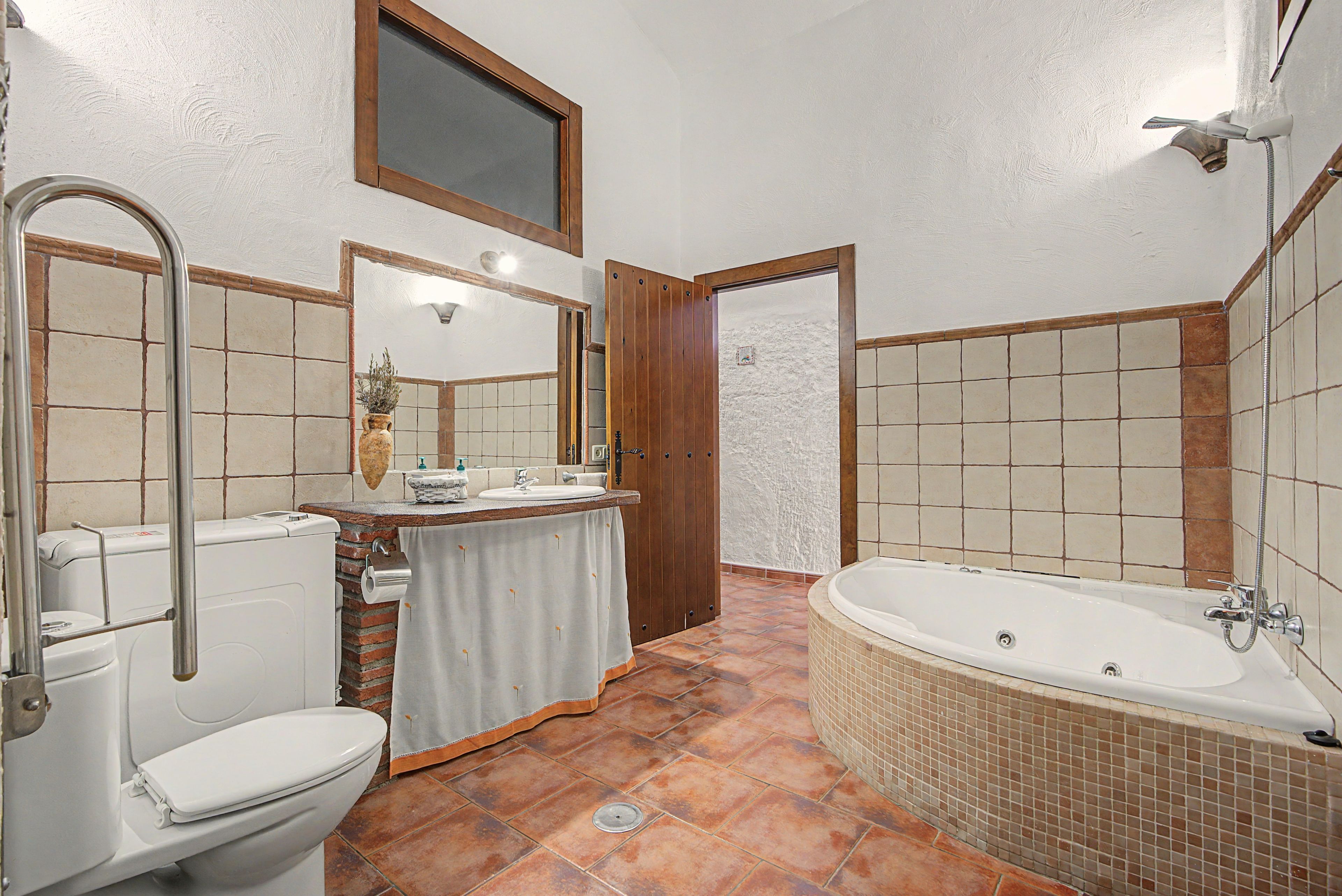 Een badkamer met toilet, wastafel en bad.