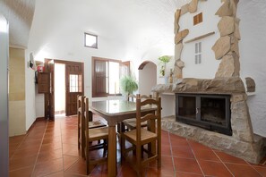 Dining - Country House 'La Chumbera' with Mountain View, Wi-Fi and Air Conditioning (Benalúa)