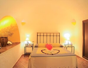 3 bedrooms, free WiFi, bed sheets - Country House 'El Granado' with Shared Pool, Wi-Fi and Air Conditioning (Benalúa)