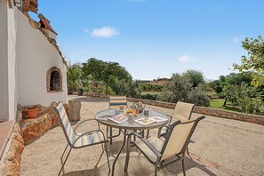 An outdoor patio with a round table, four chairs, and a potted plant. - Country House 'El Olivo' with Shared Pool, Wi-Fi and Air Conditioning (Benalúa)