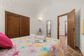 Room - Country House 'El Olivo' with Shared Pool, Wi-Fi and Air Conditioning (Benalúa)