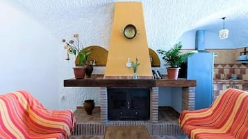 Een televisie, een open haard, een dvd-speler en een tafeltennistafel