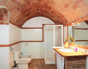 Een douche, een haardroger, handdoeken