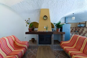 Televisión, chimenea, reproductor de DVD y tenis de mesa 