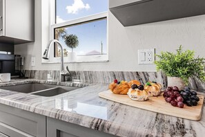 Kjøleskap, mikrobølgeovn, ovn og kokeplater