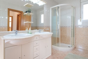 Dusche, Haartrockner, Handtücher