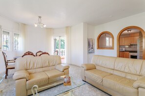 TV - Holiday Home 'Limonita' with Private Pool, Wi-Fi and Air Conditioning (Mutxamel)