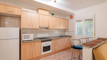 Een koelkast, een microgolfoven, een oven, een kookplaat