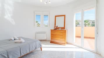 5 bedrooms, iron/ironing board, free WiFi, bed sheets